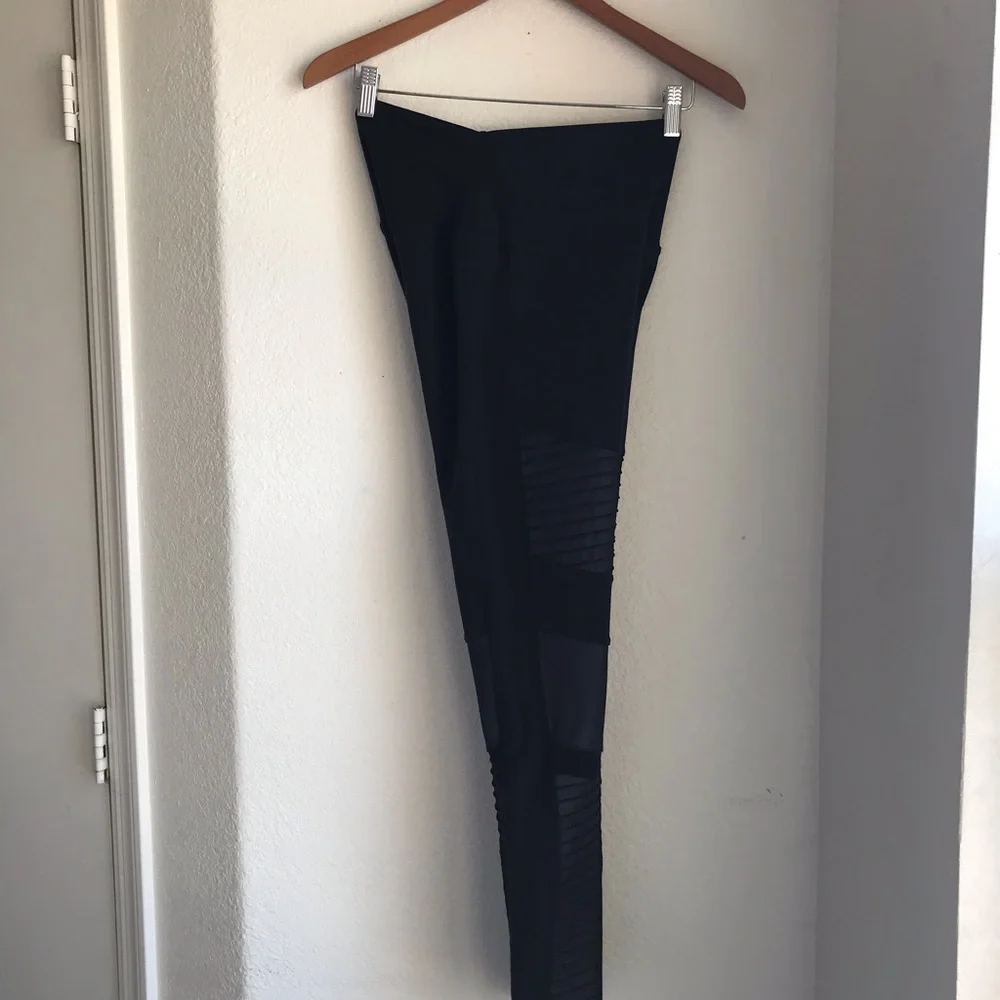 Alo Black Moto Sexy Legging Matte Shine Fabric & Mesh Detail size Large Stretch